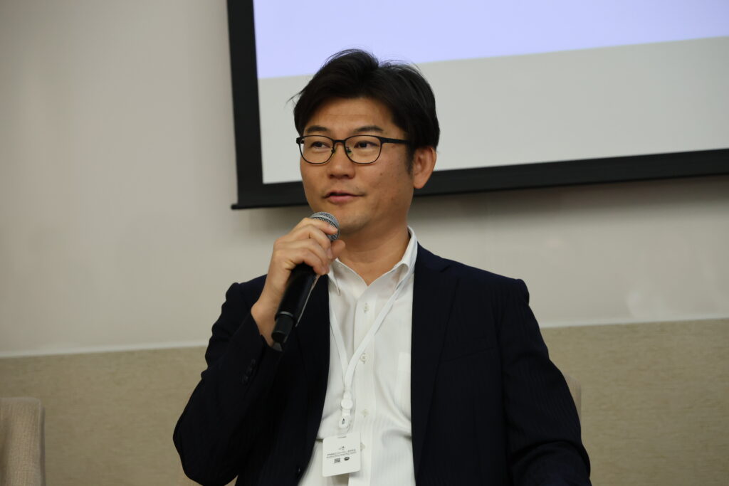 Mr. Yasuhisa Suganuma discussing his work