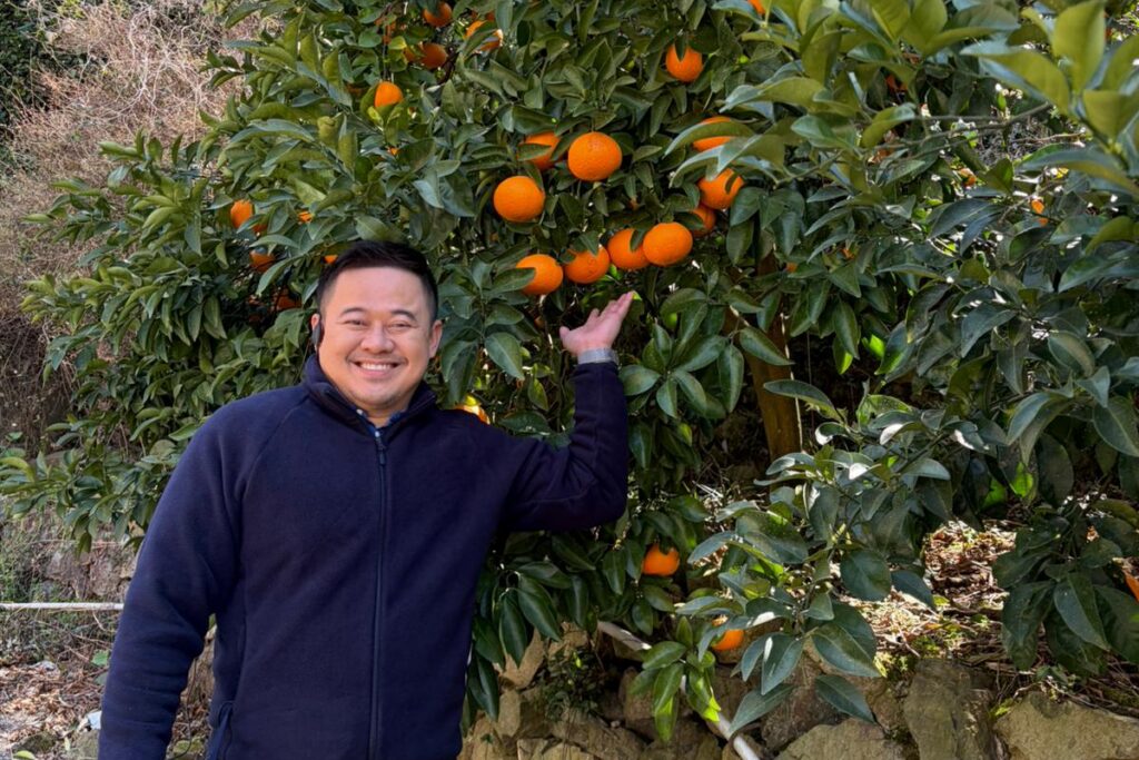 Nuttee Suree admiring Osaki Shimojima's dekopon